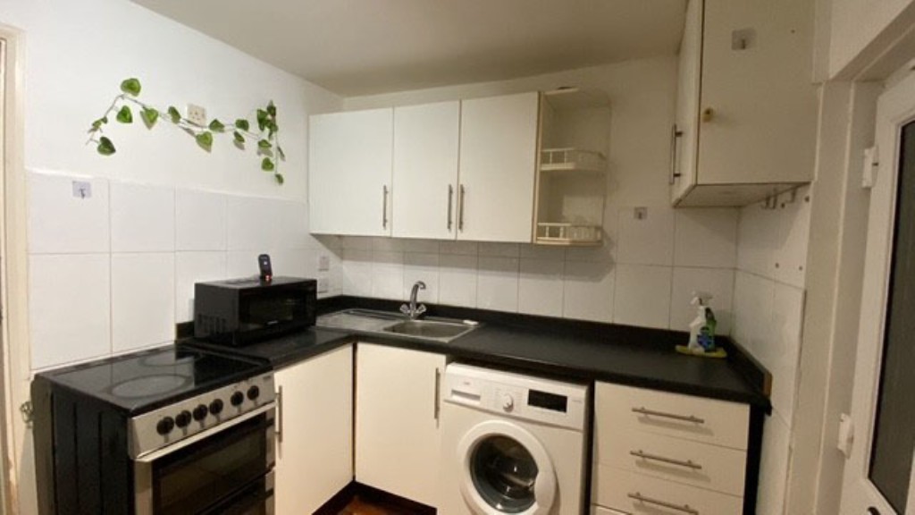 Lot: 91 - FREEHOLD END-TERRACE PROPERTY DIVIDED INTO A TWO-BEDROOM MAISONETTE AND GARDEN FLAT - Lower Ground Flat - Kitchen